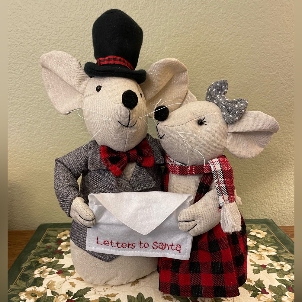 NWOT Plush Mr & Mrs “Letters To Santa”Christmas Mice.